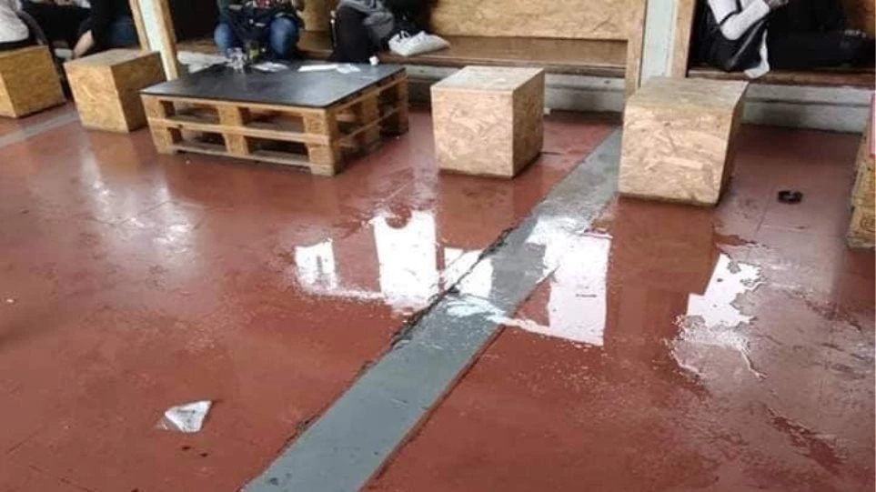 Ρουβίκωνας: Όταν βρέχει η Φιλοσοφική γίνεται πισίνα, αλλά όλοι ασχολούνται με εμάς